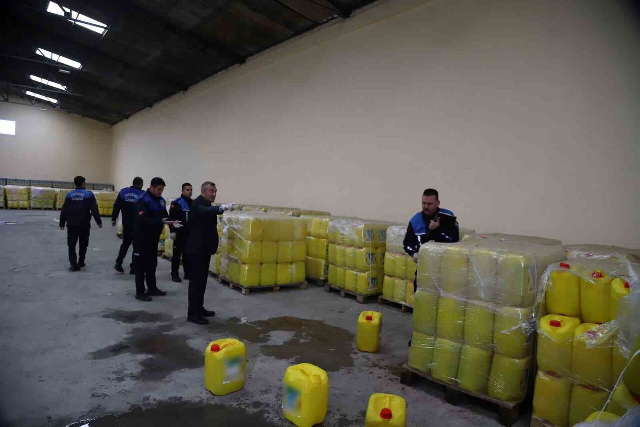 MERSİN'DE BİR DEPOYA DÜZENLENEN OPERASYONDA, YURT DIŞINA 'AYÇİÇEĞİ YAĞI' DİYE SATILMAK ÜZERE...