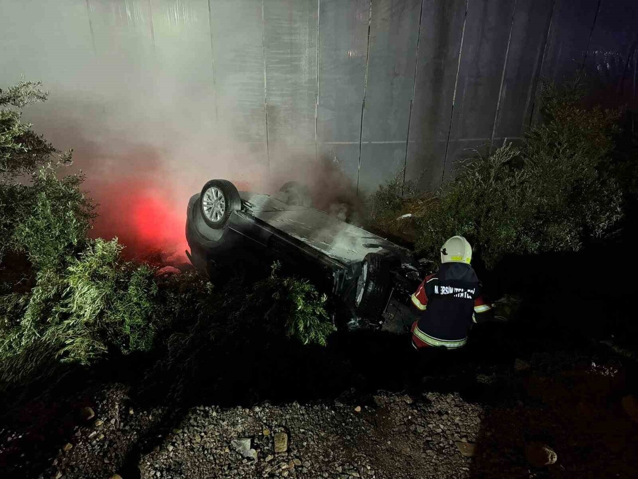 MERSİN'DE SERAYA ÇARPIP TERS DÖNEN ELEKTRİKLİ ARAÇTAKİ BATARYA YANGINI İTFAİYE EKİPLERİNCE...