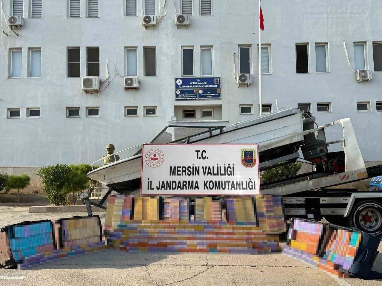 MERSİN'DE SİGARA KAÇAKÇILIĞI İLE MÜCADELE KAPSAMINDA BİR TEKNEYE YAPILAN OPERASYONDA ON BİNLERCE...