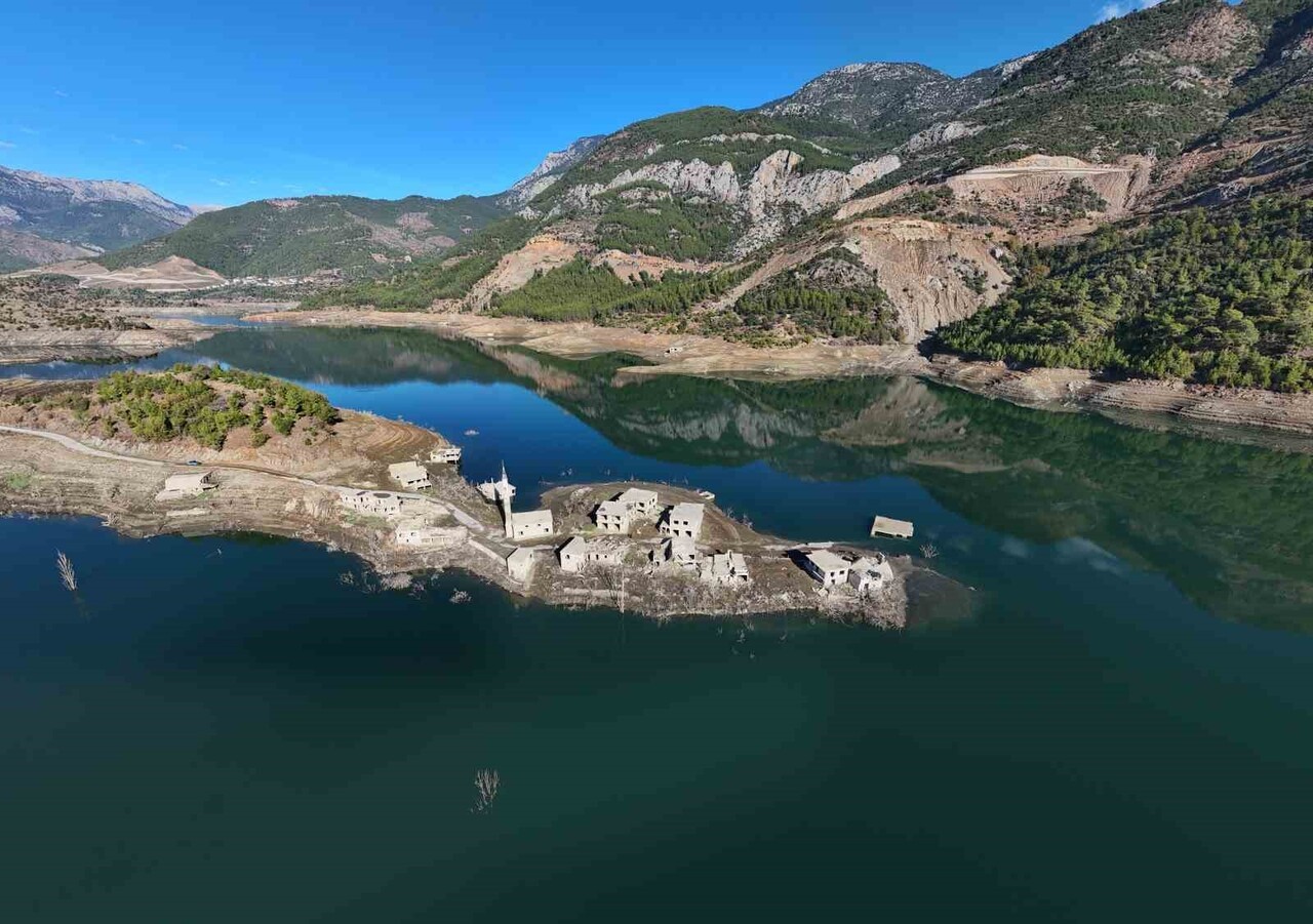 MERSİN'İN ANAMUR İLÇESİNDE BULUNAN ALAKÖPRÜ BARAJI'NDA BÖLGEDE YAŞANAN KURAKLIK NEDENİYLE SU...