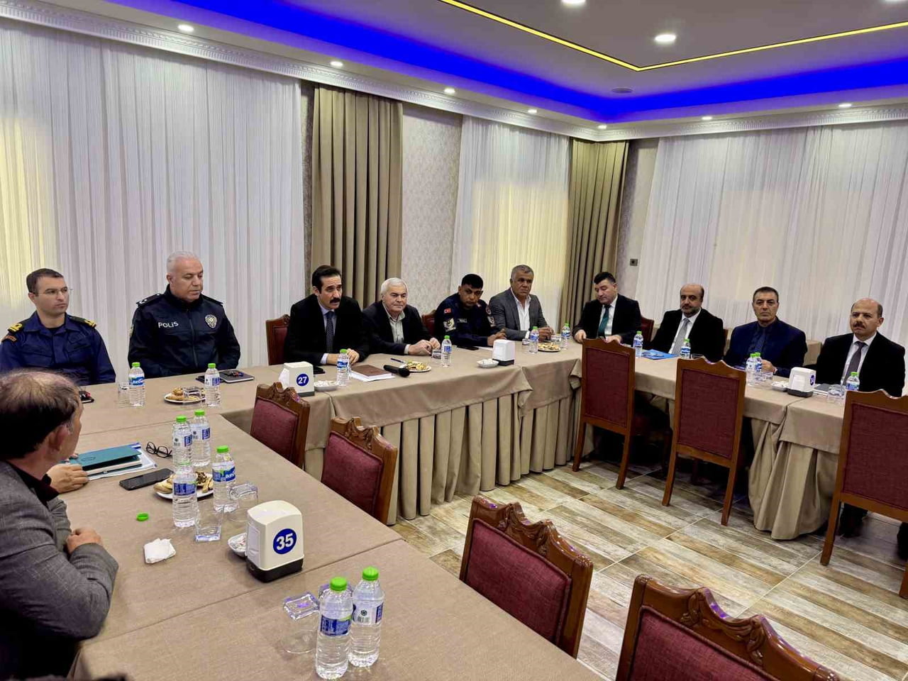 MERSİN'İN BOZYAZI İLÇESİNDE MUHTARLARLA İSTİŞARE TOPLANTISI GERÇEKLEŞTİRİLDİ.