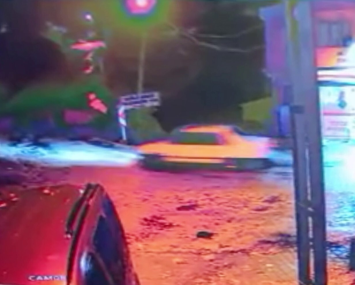 MERSİN'İN ERDEMLİ İLÇESİNDE SÜRÜCÜSÜNÜN HAKİMİYETİNİ KAYBETTİĞİ OTOMOBİL, YAKLAŞIK 7 METRE AŞAĞIYA...