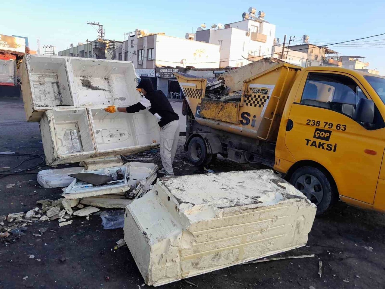 MERSİN'İN MERKEZ İLÇE AKDENİZ BELEDİYESİ, İLÇE GENELİNDE TEMİZLİK ÇALIŞMALARINI ARALIKSIZ...