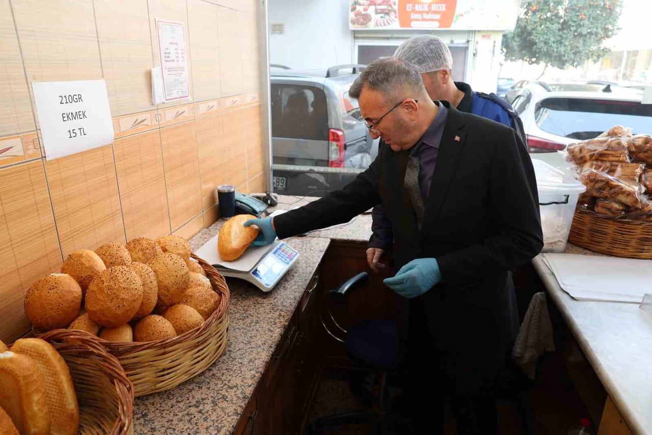 MERSİN'İN MERKEZ İLÇE AKDENİZ BELEDİYESİ ZABITA MÜDÜRLÜĞÜ EKİPLERİ, İLÇEDE FAALİYET GÖSTEREN...