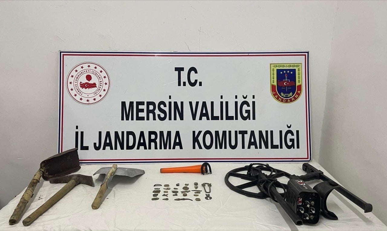 MERSİN'İN MUT İLÇESİNDE JANDARMA EKİPLERİ KAÇAK KAZI YAPAN 2 ŞÜPHELİYİ SUÇÜSTÜ YAKALARKEN, 29 ADET...