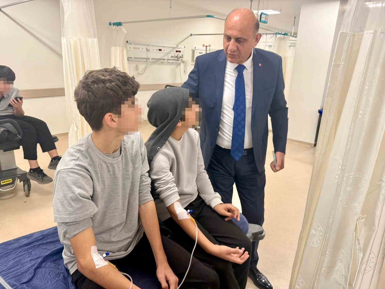 MERSİN'İN TARSUS İLÇESİNDE BİR LİSEDE ÖĞRENCİLERDEN BİRİNİN DOĞUM GÜNÜ İÇİN ALIP DAĞITILAN...