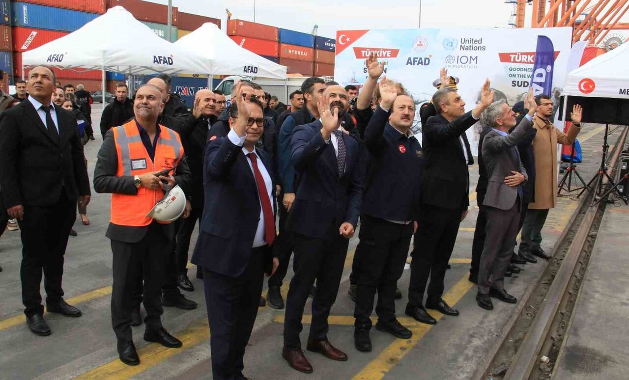 MERSİN' LİMANI'NDAN SUDAN'A ÇADIR TAŞIYAN ‘NZ NINGBO’ İSİMLİ İYİLİK GEMİSİNİ UĞURLAYAN AFAD...