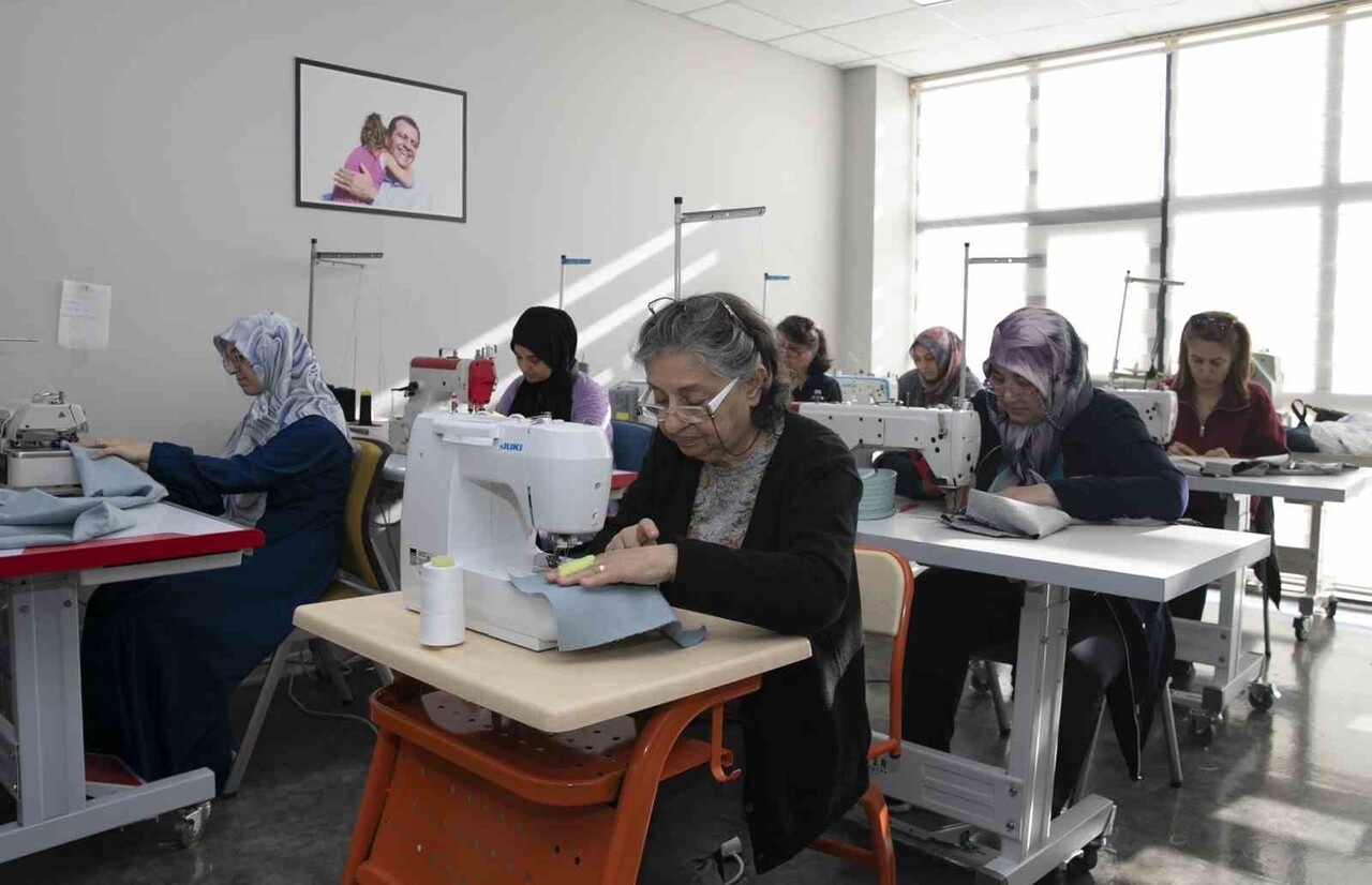 MERSİN BÜYÜKŞEHİR BELEDİYESİ’NE BAĞLI MERCEK MESLEKİ EĞİTİM MERKEZLERİNDE VERİLEN 'GİYİM ÜRETİM...