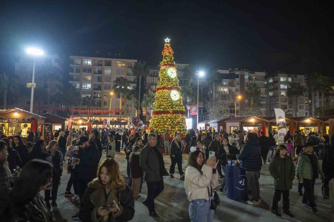 MERSİN BÜYÜKŞEHİR BELEDİYESİ’NİN ÖZGECAN ASLAN BARIŞ MEYDANI’NA KURDUĞU YILBAŞI PAZARI, RENGARENK...