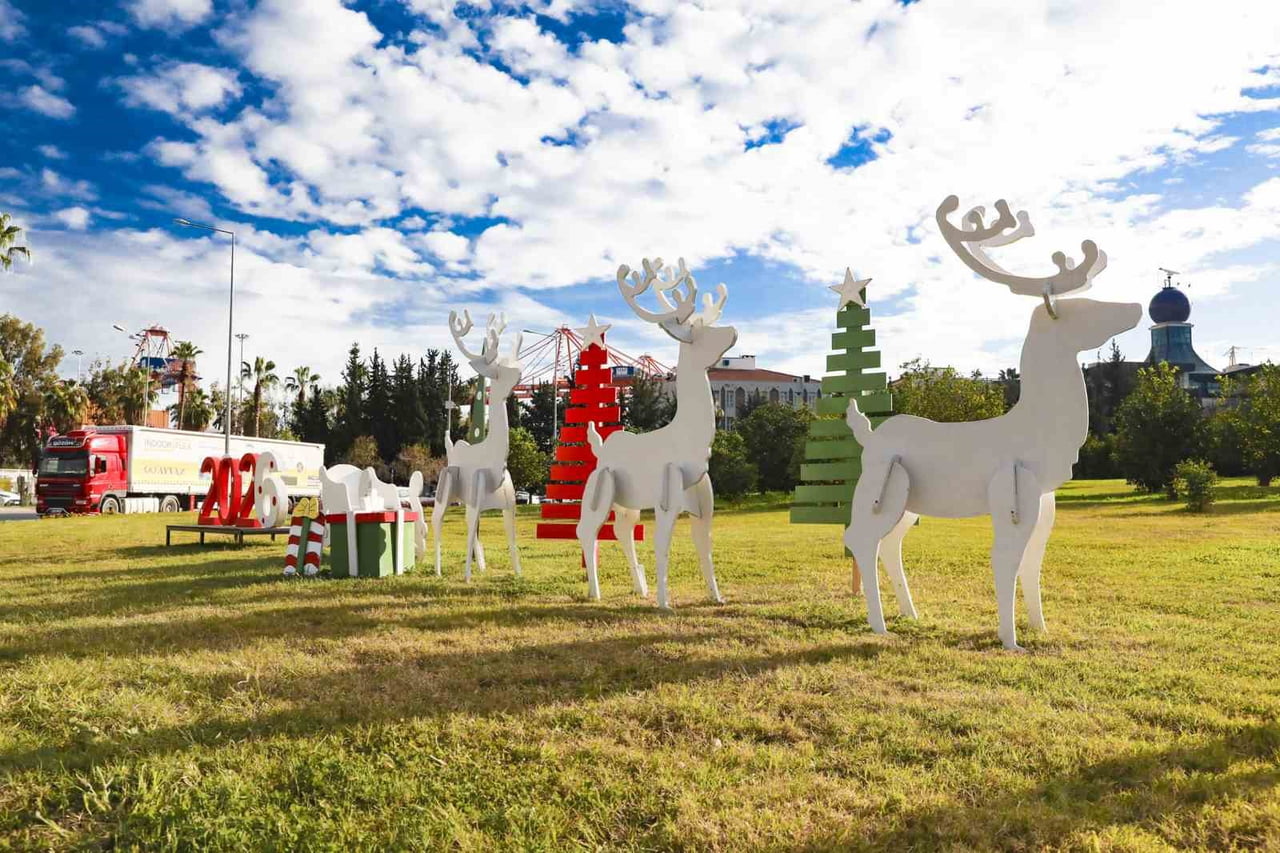 MERSİN BÜYÜKŞEHİR BELEDİYESİ, YENİ YIL ÖNCESİNDE KENTİN ANA ARTERLERİ VE KAVŞAKLARINDA...