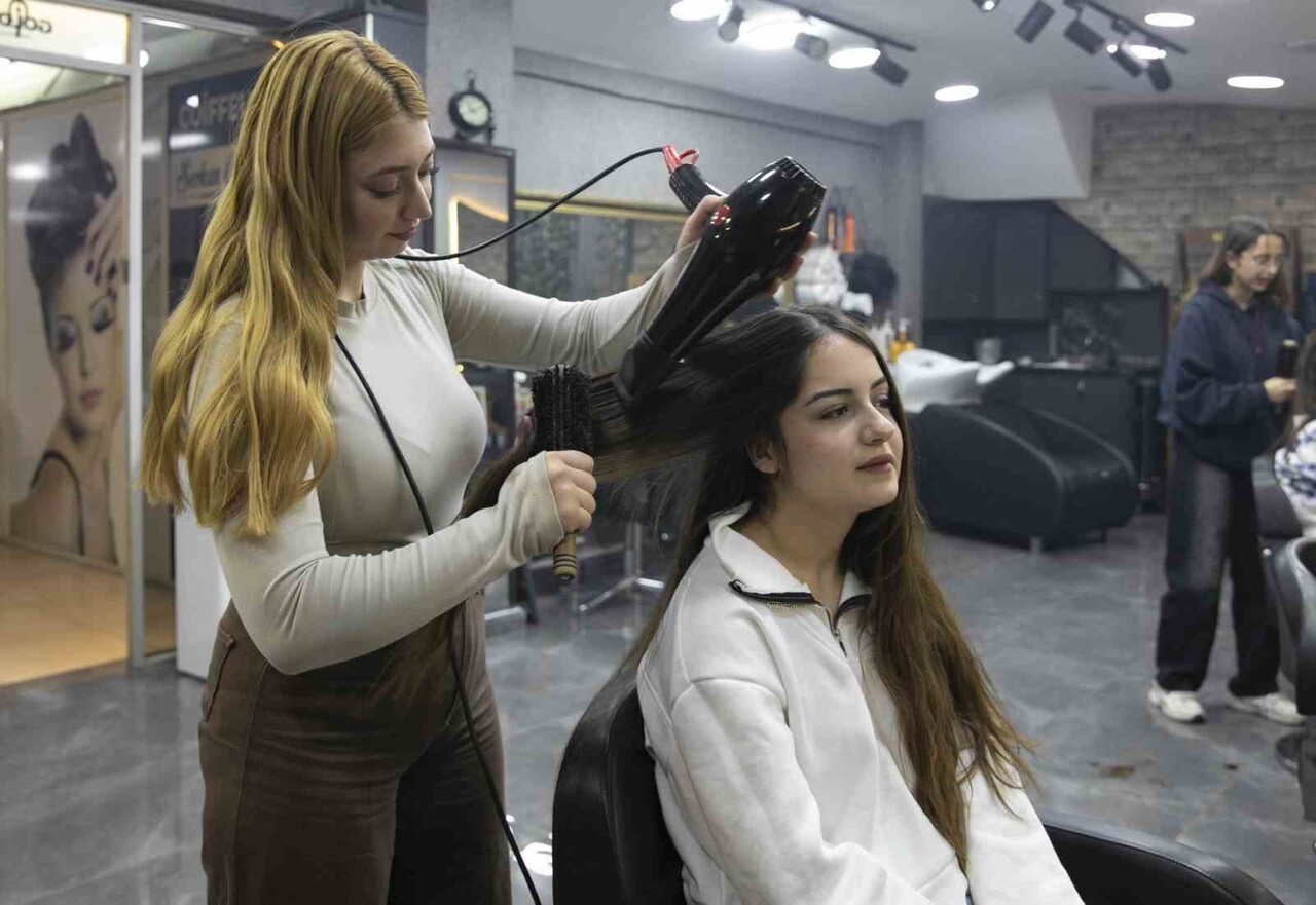 MERSİN BÜYÜKŞEHİR BELEDİYESİNİN MERCEK KURSLARINDAN MEZUN OLAN KADINLAR, ÜCRETSİZ MESLEKİ...