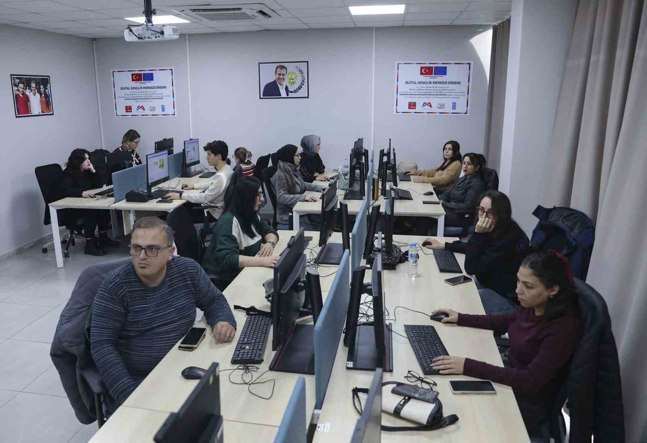 MERSİN BÜYÜKŞEHİR BELEDİYESİNİN MERCEK MESLEKİ EĞİTİM MERKEZLERİ BÜNYESİNDE AÇILAN ‘DİJİTAL...