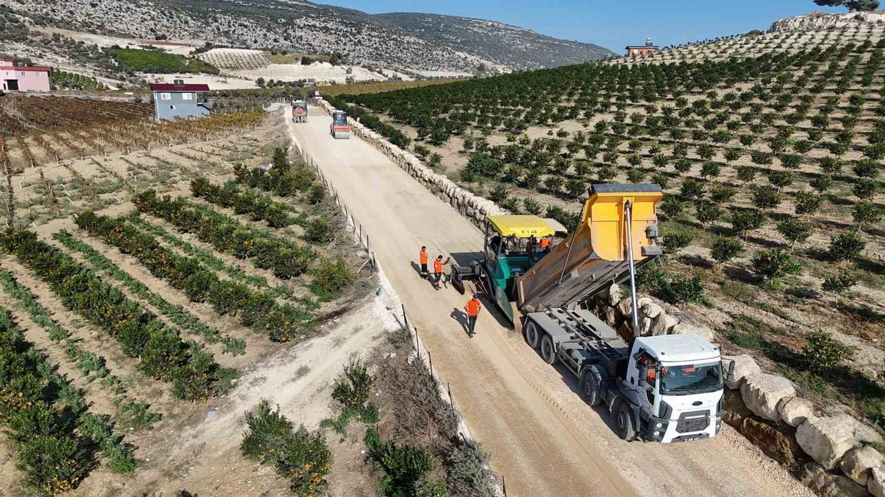 MERSİN’DE AKDENİZ İLÇESİ ESENLİ-HEBİLLİ BAĞLANTI YOLUNDA ZEMİN, ASFALT VE TAŞ DUVAR ÇALIŞMALARI...