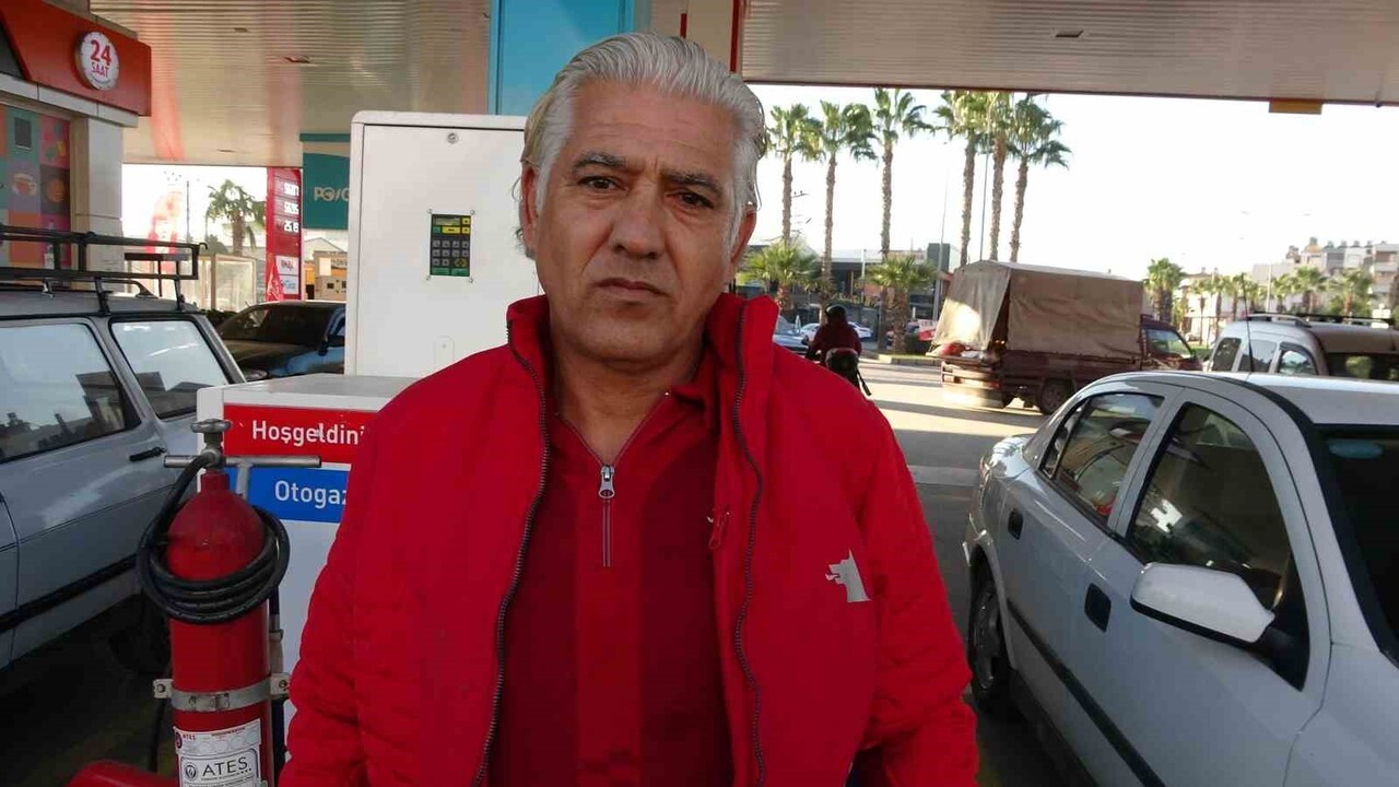 MERSİN’DE BİR AKARYAKIT İSTASYONUNDA LPG POMPASI TAKILIYKEN ARACI HAREKET ETTİRMEYE HAZIRLANAN...