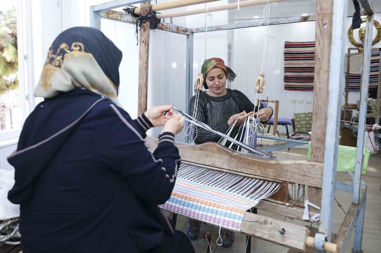 MERSİN’DE BÜYÜKŞEHİR BELEDİYESİNİN TÖMÜK KADIN VE ÇOCUK ATÖLYESİ, KADINLARA HEM MESLEKİ EĞİTİM HEM...