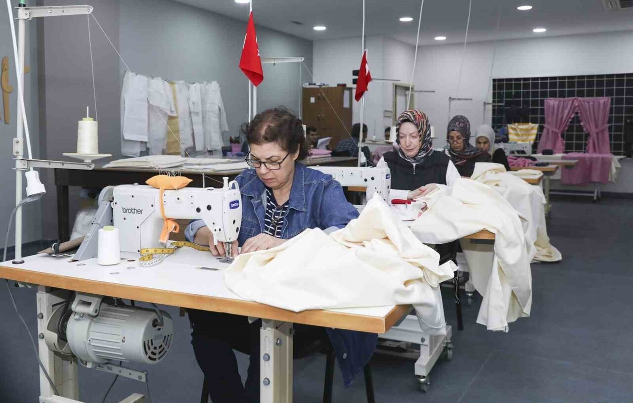 MERSİN’DE ENGELSİZ YAŞAM MERKEZİ’NDE VERİLEN DİKİŞ KURSU, ÖZEL BİREYLERİN ANNELERİNE SOSYALLEŞME...