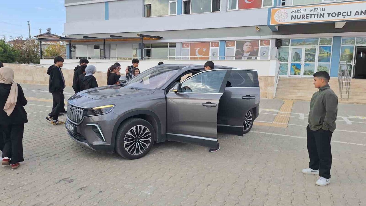 MERSİN’DE LİSE ÖĞRENCİLERİ OKUL BAHÇESİNE GETİRİLEN TÜRKİYE’NİN İLK YERLİ VE MİLLİ OTOMOBİLİ...
