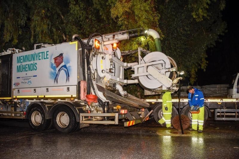 MERSİN’DE SAĞANAK YAĞIŞ SIRASINDA BÜYÜKŞEHİR BELEDİYESİ VE MESKİ EKİPLERİ GECE BOYUNCA SAHADA...