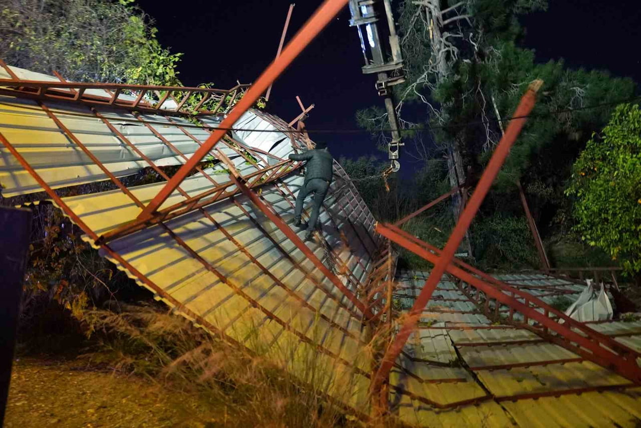 MERSİN’DE ŞİDDETLİ RÜZGAR YERİNDEN SÖKTÜĞÜ  BİR EVİN ÇATISINI UÇURUP ÇAM AĞACININ ÜZERİNE SAVURDU...