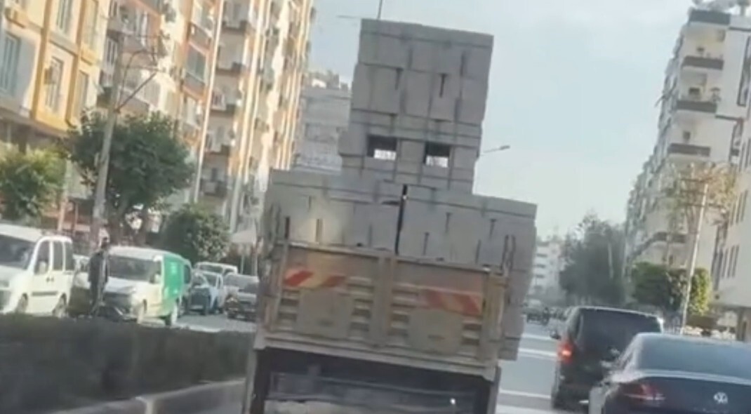 MERSİN’DE TEHLİKELİ YÜKLEME YAPARAK TRAFİĞİ RİSKE ATAN KAMYON SÜRÜCÜSÜ, SOSYAL MEDYADA PAYLAŞILAN...