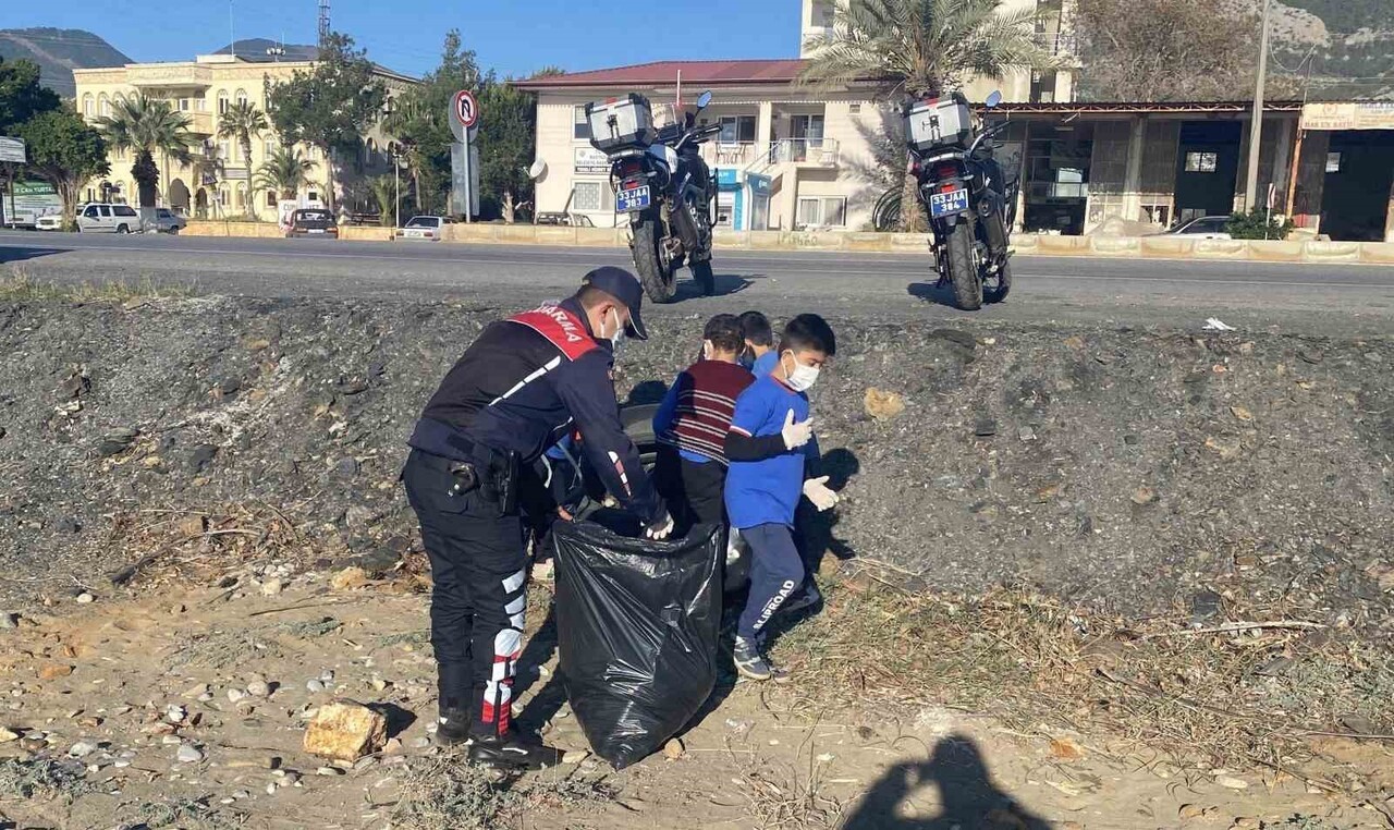 MERSİN’İN BOZYAZI İLÇESİNDE ÖĞRENCİLER, ÖĞRETMENLER, VELİLER VE JANDARMANIN KATILIMIYLA SAHİL...