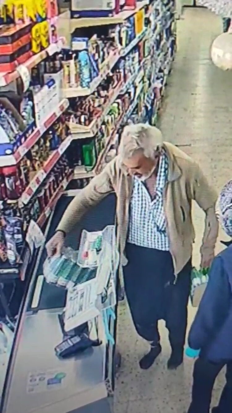 MERSİN’İN KIRSAL BİR MAHALLESİNDE BİR KİŞİ ÇAMURLU OLAN AYAKKABILARINI ÇIKARIP ÇORAPLA MARKETE...