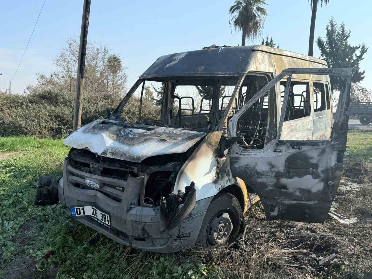 MERSİN’İN TARSUS İLÇESİNDE YANMIŞ BİR MİNİBÜS BULUNDU.  ADANA PLAKALI OLDUĞU ÖĞRENİLEN ARACIN...