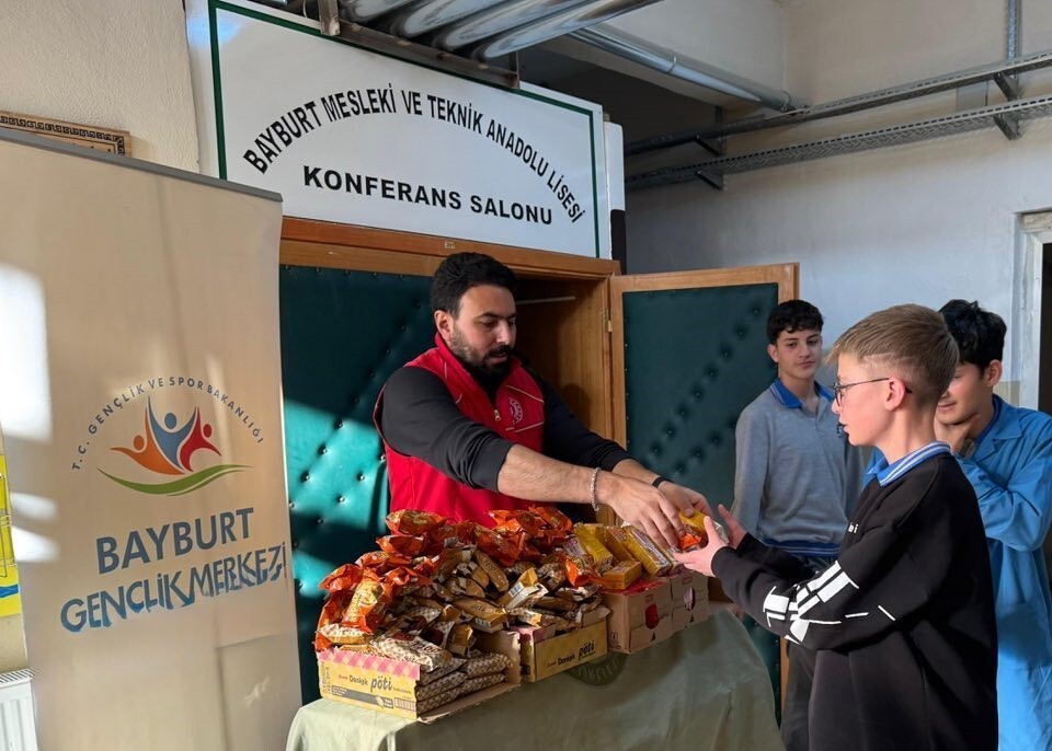 MESLEK LİSESİ ÖĞRENCİLERİ BAĞIMLILIKLA MÜCADELE KONUSUNDA BİLGİLENDİRİLDİ