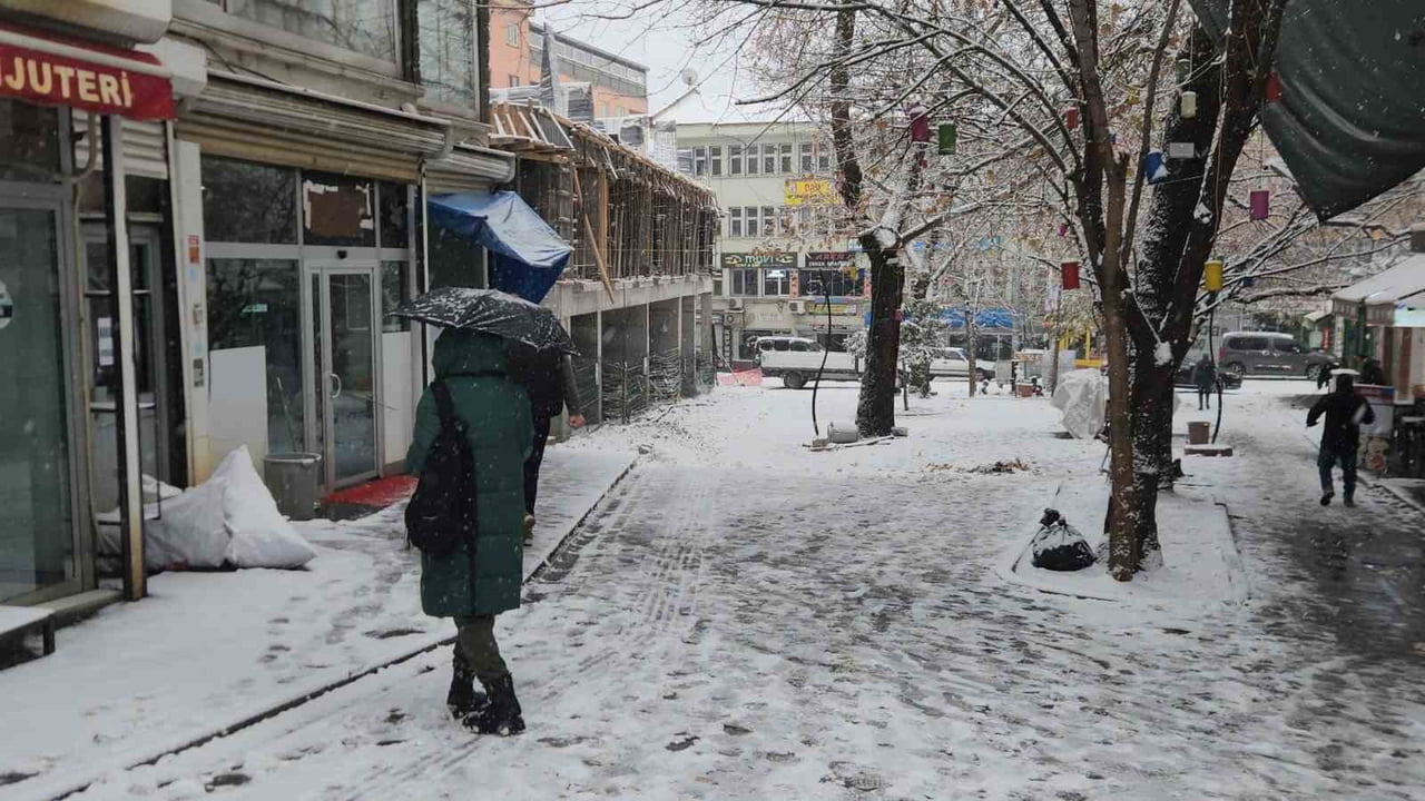 METEOROLOJİ 13’ÜNCÜ BÖLGE MÜDÜRLÜĞÜ’NÜN UYARILARININ ARDINDAN TUNCELİ’NİN YÜKSEK KESİMLERİ VE...