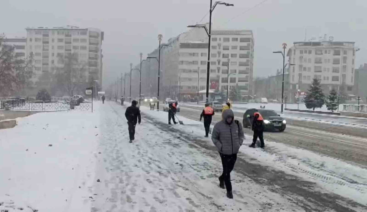 METEOROLOJİ GENEL MÜDÜRLÜĞÜ’NÜN SARI KOD UYARISI VERDİĞİ İLLER ARASINDA YER ALAN SİVAS’TA, YOĞUN...