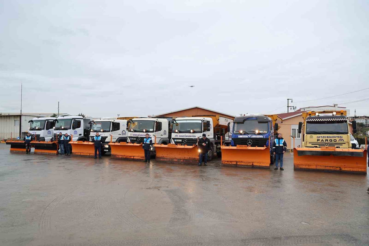 METEOROLOJİDEN GELEN KAR UYARISININ ARDINDAN GEBZE BELEDİYESİ TÜM BİRİMLERİYLE ALARMA GEÇTİ. 425...