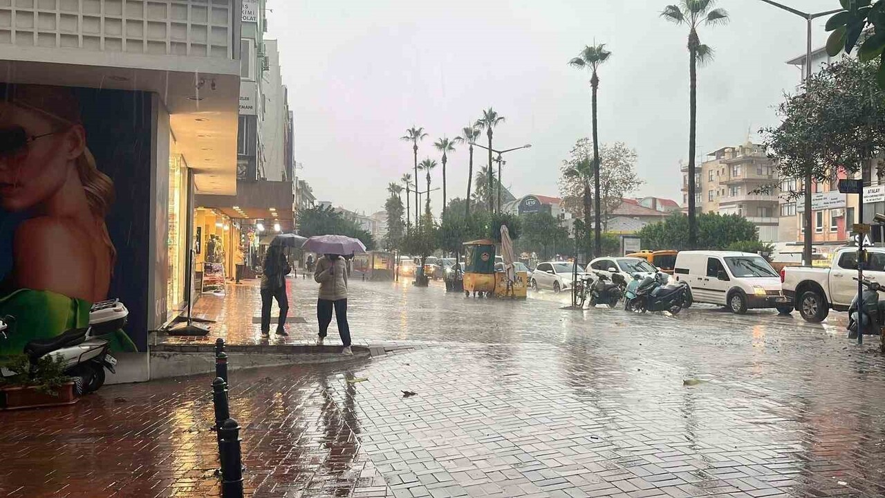 METEOROLOJİNİN ANTALYA’NIN DOĞU İLÇELERİ İÇİN YAPTIĞI UYARILARIN ARDINDAN ALANYA ŞEHİR MERKEZİNDE...