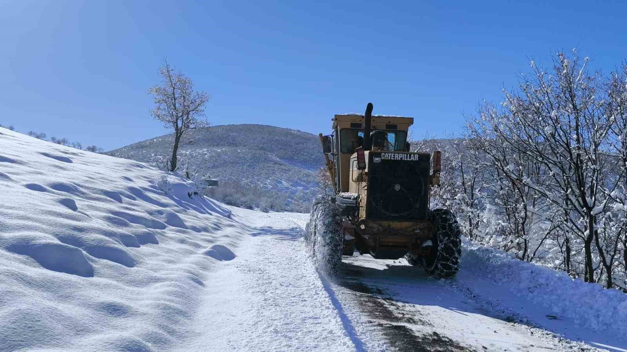 METEOROLOJİNİN UYARI YAPTIĞI BİNGÖL’DE ETKİLİ OLAN KAR YAĞIŞIYLA BİRLİKTE KENT GENELİNDE 93 KÖY...