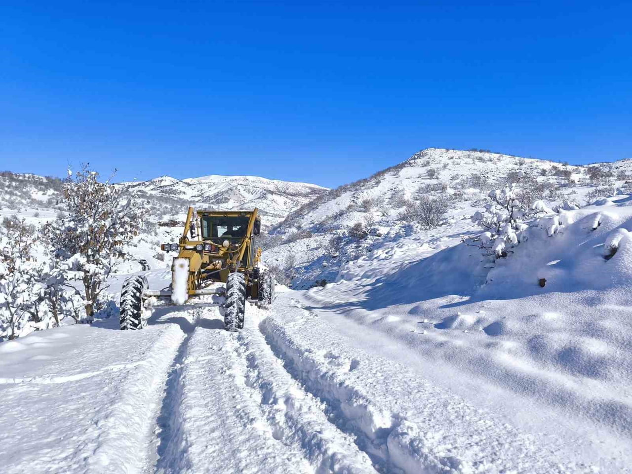 METEOROLOJİNİN UYARI YAPTIĞI BİNGÖL’DE ETKİLİ OLAN KAR YAĞIŞIYLA BİRLİKTE KENT GENELİNDE 93 KÖY...