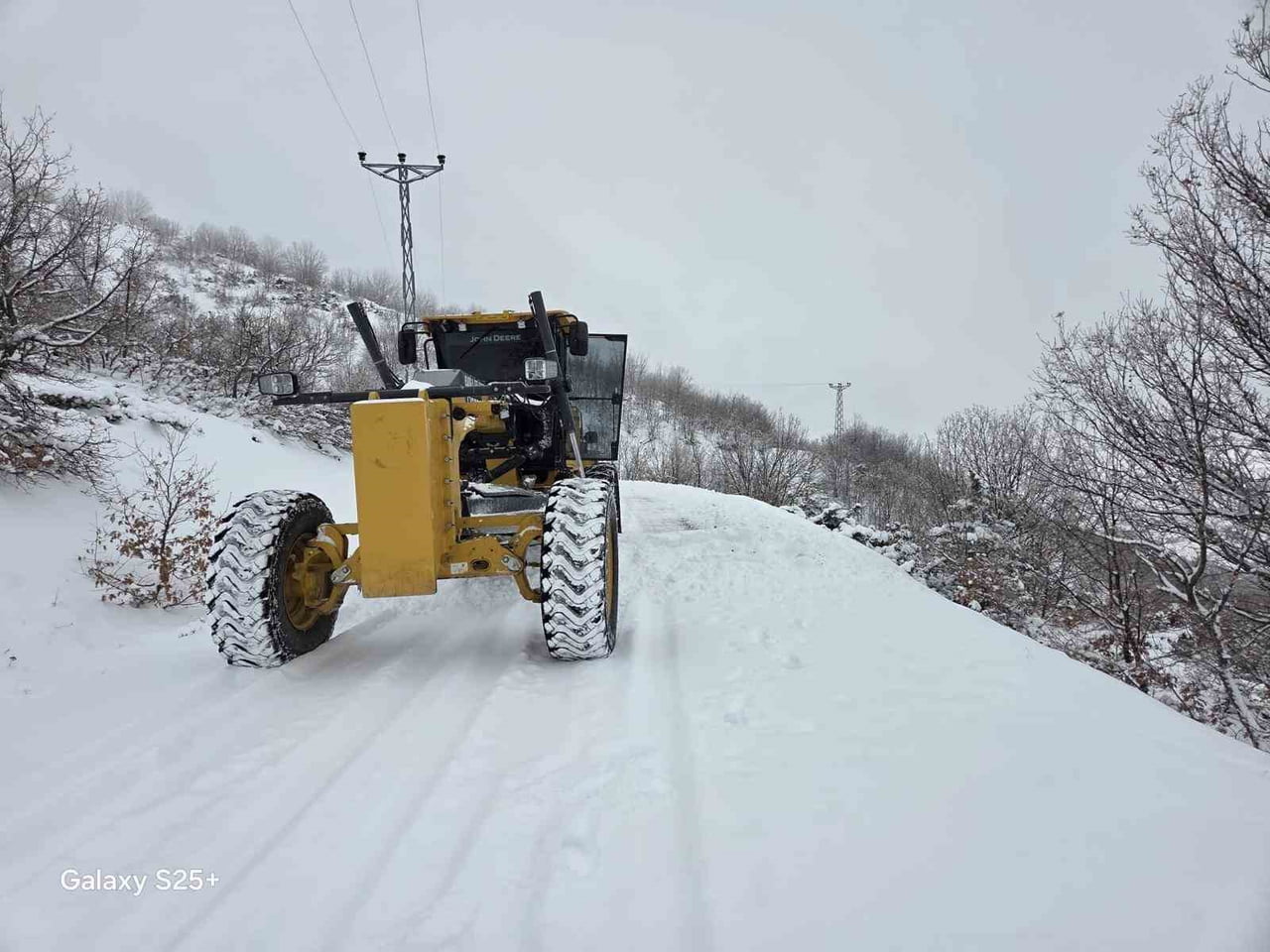 METEOROLOJİNİN UYARI YAPTIĞI ELAZIĞ’DA ETKİLİ OLAN KAR YAĞIŞIYLA BİRLİKTE KENT GENELİNDE 423 KÖY...