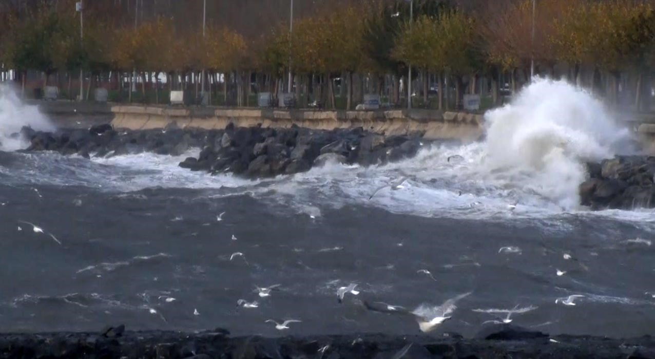 METEOROLOJİNİN UYARILARININ ARDINDAN İSTANBUL'DA ETKİLİ OLAN FIRTINA NEDENİYLE DENİZDE DEV...