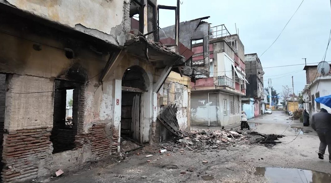 METRUK BİNAN BİR BÖLÜMÜ SABAHA KARŞI YIKILINCA, MAHALLELİ DEPREM OLDU ZANNEDİP KORKU DOLU ANLAR...