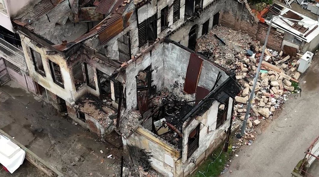 METRUK BİNAN BİR BÖLÜMÜ SABAHA KARŞI YIKILINCA, MAHALLELİ DEPREM OLDU ZANNEDİP KORKU DOLU ANLAR...