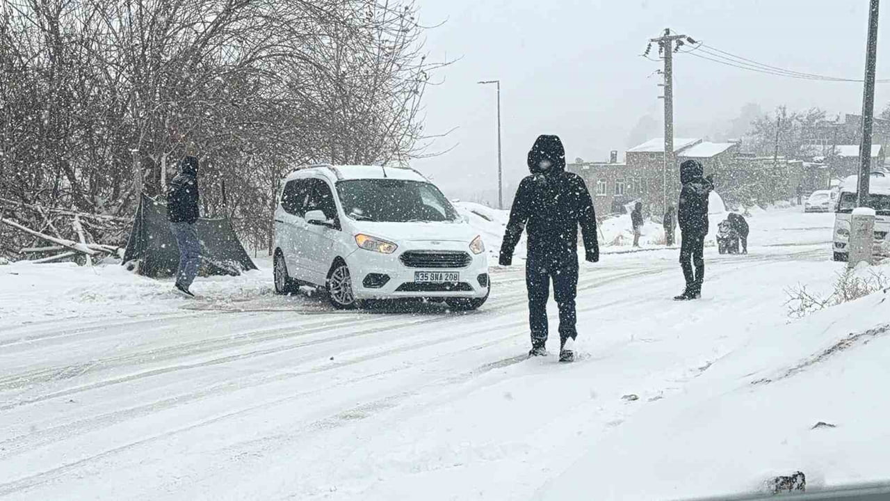 MEVSİMİN İLK KARININ YAĞDIĞI ADIYAMAN’DA ETKİLİ OLAN KAR YAĞIŞI HAYATI OLUMSUZ ETKİLEDİ.  KAR...