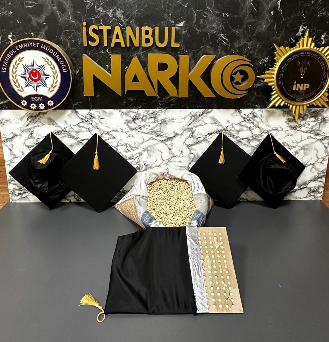 MEZUNİYET KEPLERİNDE YURT DIŞINA UYUŞTURUCU SEVKİYATI POLİSE TAKILDI