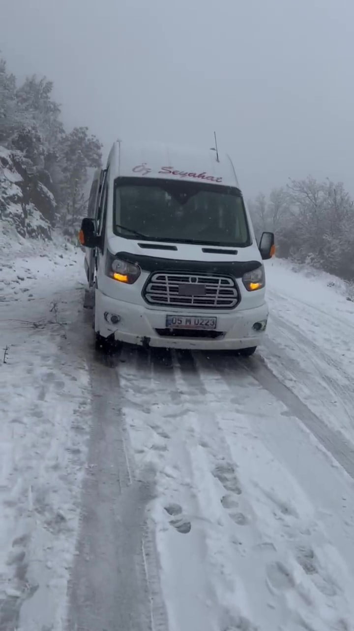 MİNİBÜSÜN BULUNDUĞU YERE ULAŞAN EKİP, 9 ÖĞRENCİYİ ARACA ALIP EVLERİNE KADAR TESLİM ETTİ....