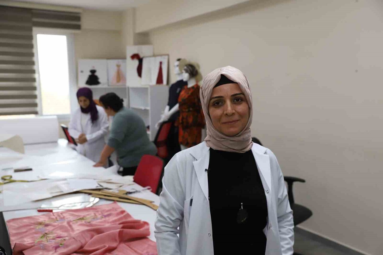 MODELİSTLİK KURSİYERİ CEMİLE ÇETİNKAYA, MERKEZDE ÇOK SAYIDA EĞİTİME KATILDIĞINI...