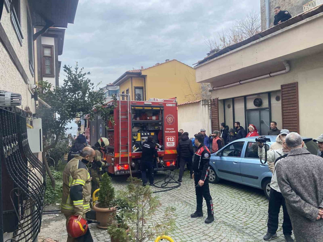 MUDANYA İLÇESİNDE BİR EVDE AKVARYUMDAN KAYNAKLI ÇIKAN YANGIN, İTFAİYENİN MÜDAHALESİYLE ...