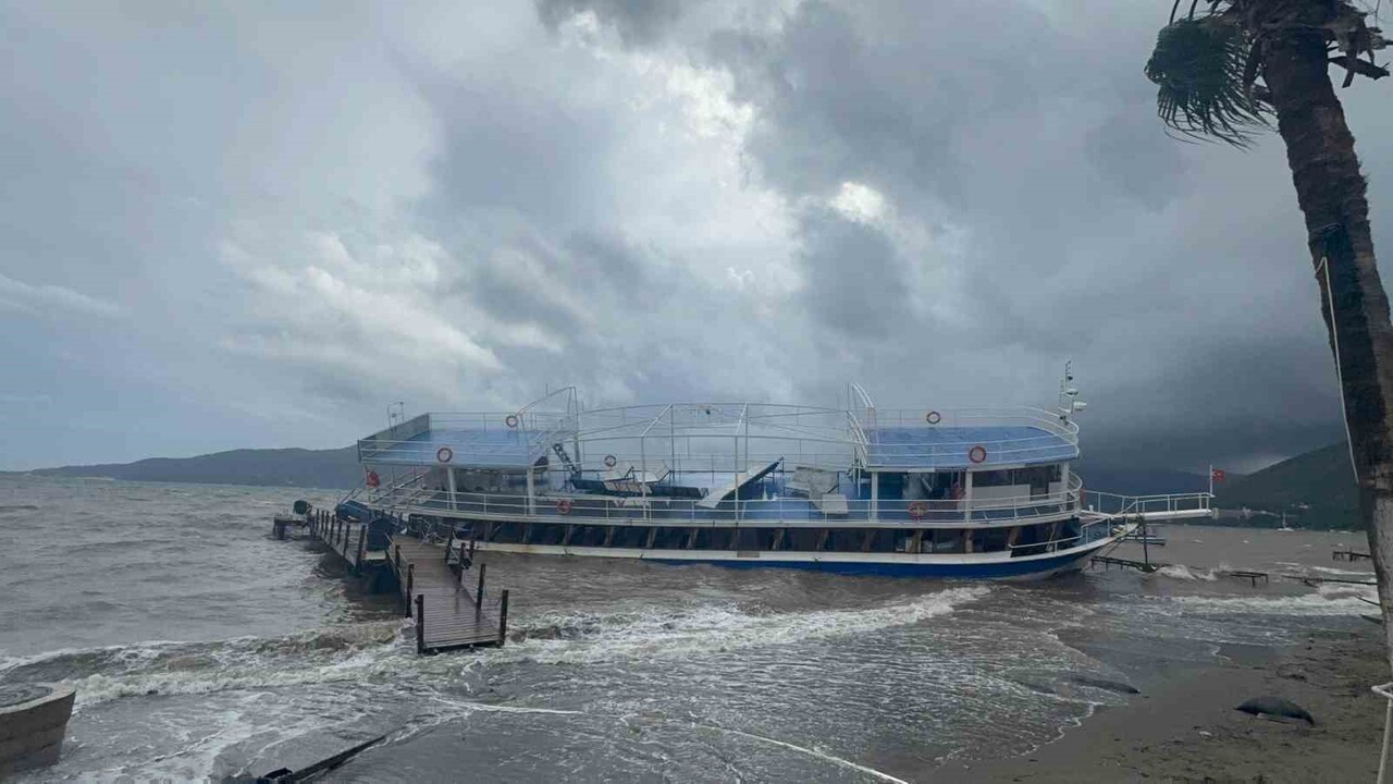 MUĞLA'NIN MARMARİS İLÇESİNDE ETKİLİ OLAN SAĞANAK YAĞIŞ VE FIRTINA SEBEBİYLE KARAYA OTURAN TEKNE...