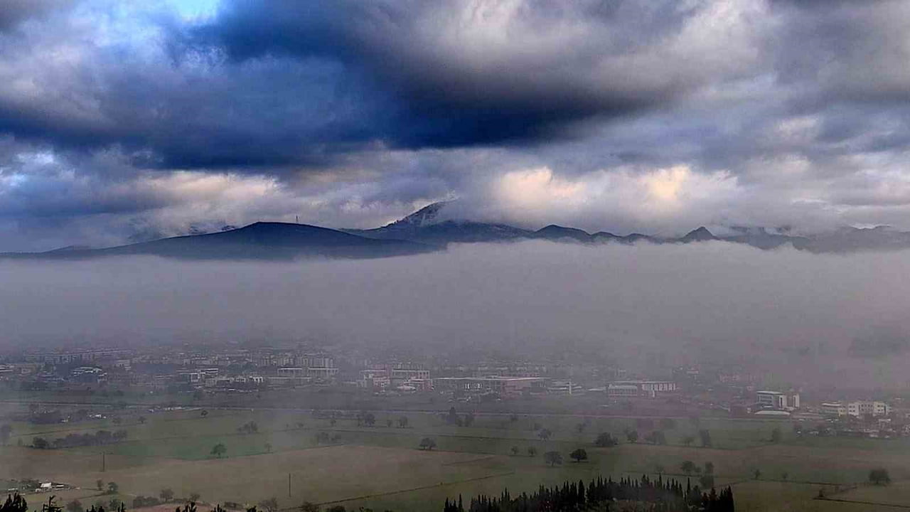 MUĞLA'NIN MENTEŞE İLÇESİNDE ETKİLİ OLAN YOĞUN SİS, KARABAĞLAR YAYLASI'NDA MASAL DİYARINI ANDIRAN...