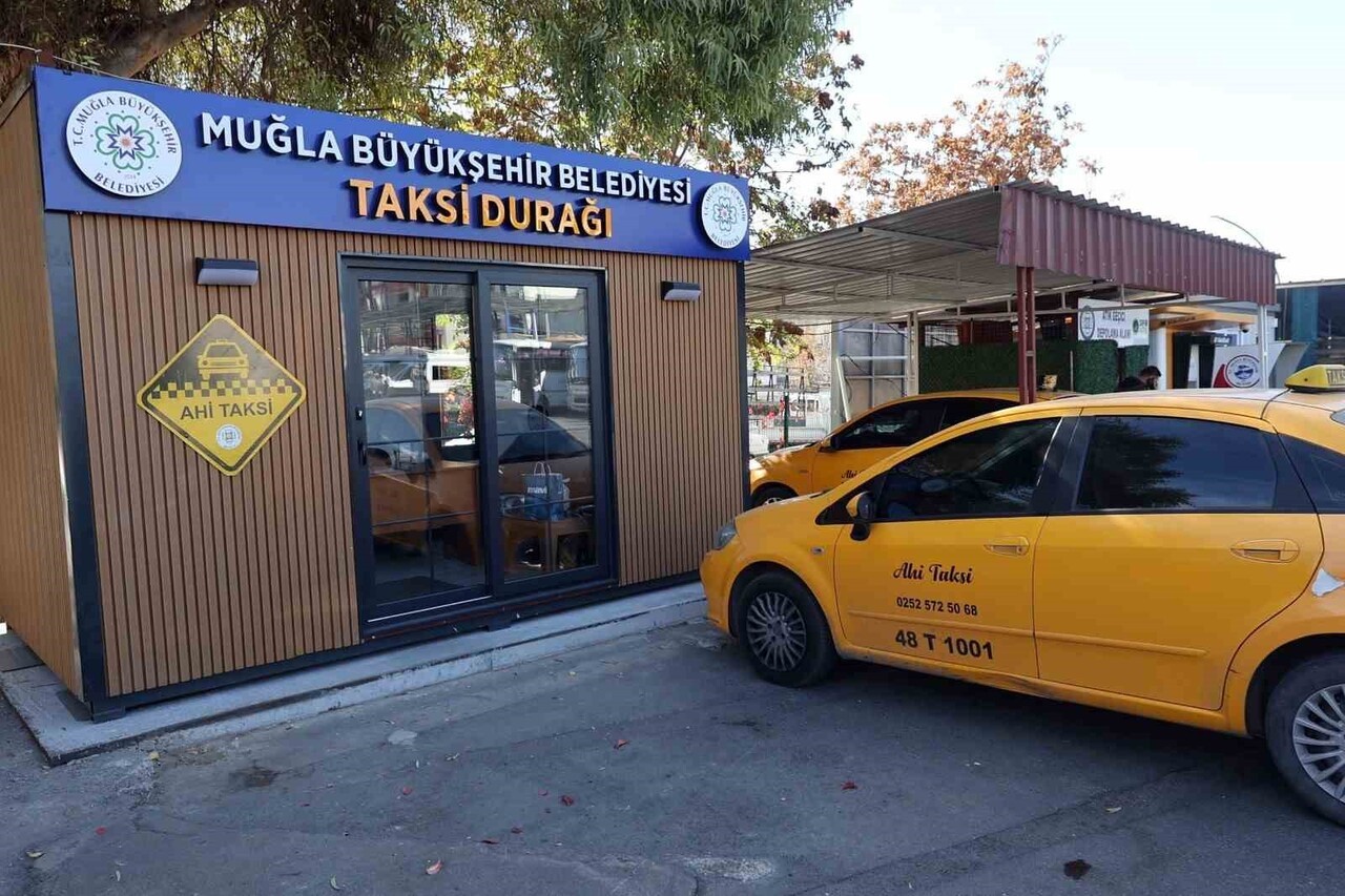 MUĞLA BÜYÜKŞEHİR BELEDİYESİ, KENT ESTETİĞİNİ VE TAKSİCİ ESNAFININ KONFORUNU ARTIRMAK AMACIYLA...