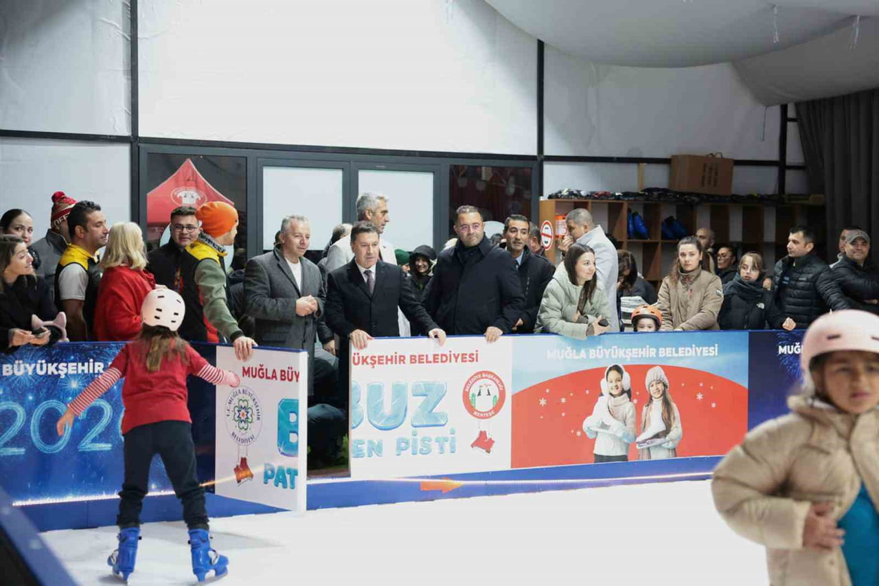 MUĞLA’DA YENİ YIL COŞKUSU BUZ PATEN PİSTİYLE BAŞLADI