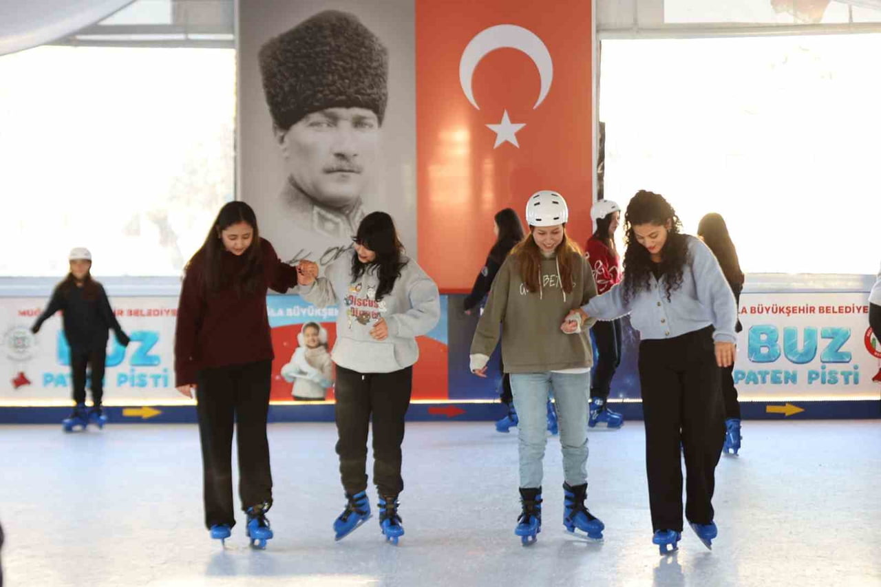 MUĞLA’DA YENİ YIL COŞKUSU BUZ PATEN PİSTİYLE BAŞLADI