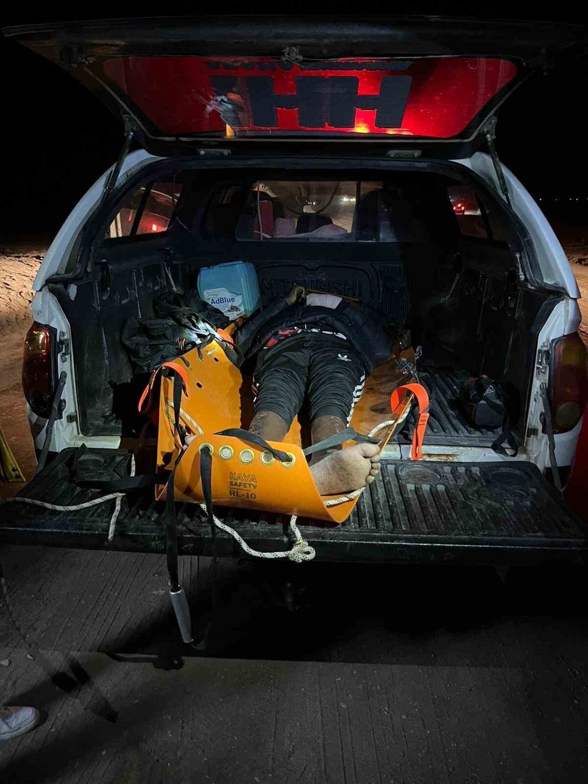 MUĞLA DALAMAN'DA ZORLU KURTARMA OPERASYONU SARP ARAZİDE YARALANAN GÖÇMEN KURTARILDI