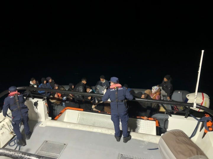 MUĞLA’NIN BODRUM İLÇESİ AÇIKLARINDA MOTOR ARIZASI NEDENİYLE SÜRÜKLENEN TEKNEDEKİ TOPLAM 31 GÖÇMEN...